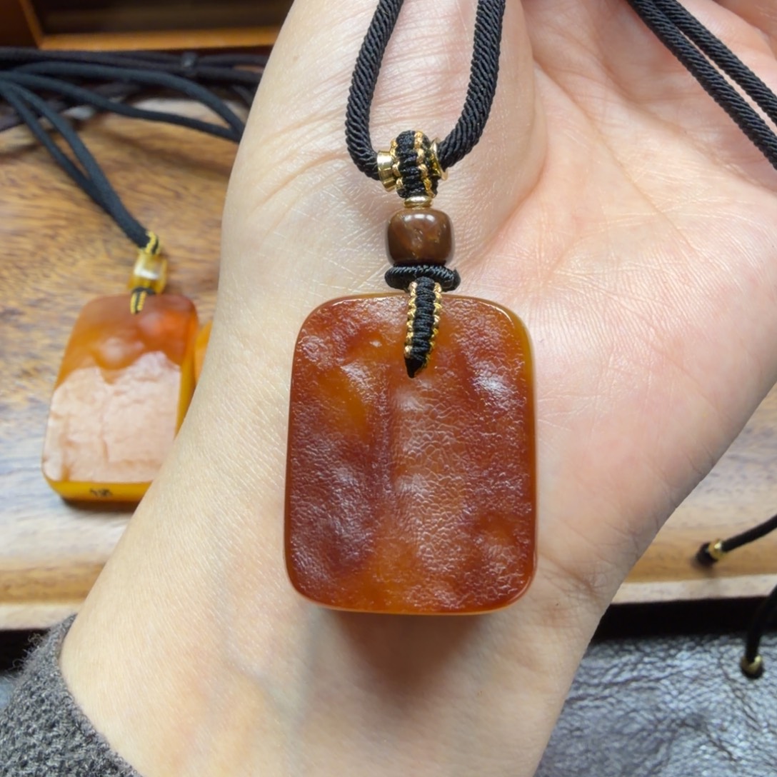 琥珀未镶嵌吊坠(赠链)