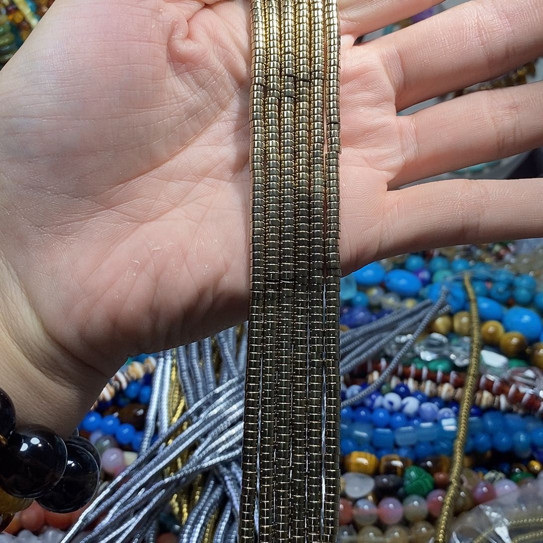 石英质玉未镶嵌，2条黑胆石直切隔片2×4mm，