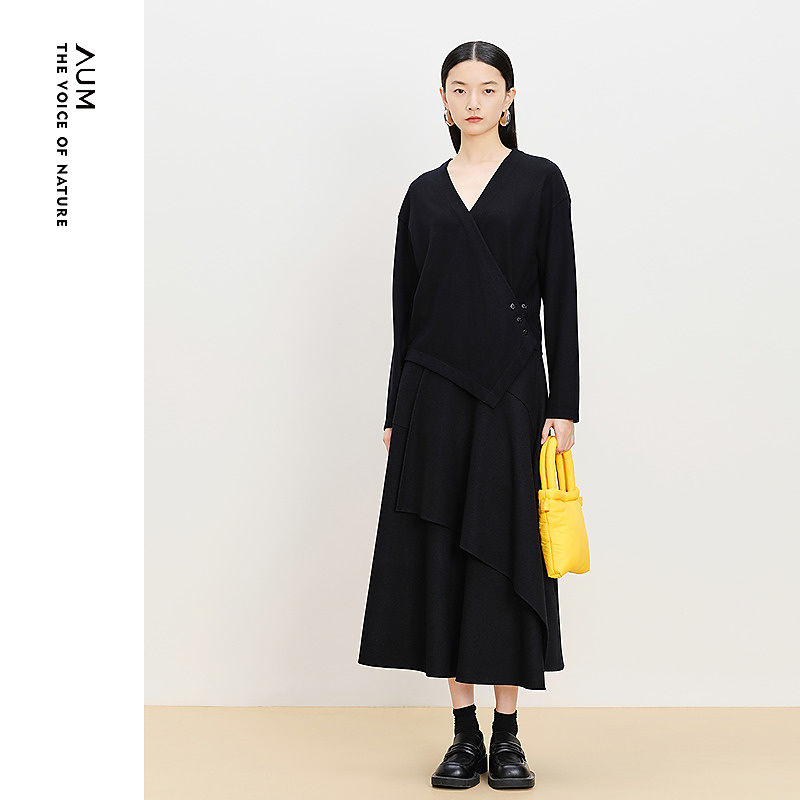 AUM噢姆冬季休闲时尚显瘦女士藏蓝色简约收腰款上衣M1EG41001