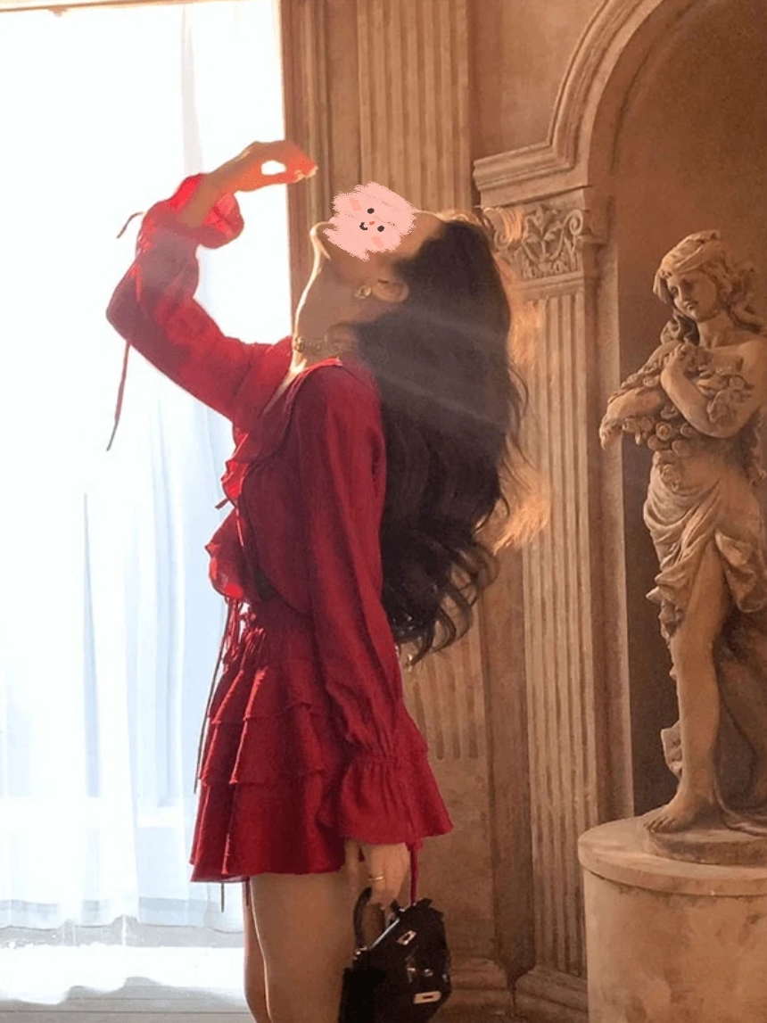 2025年春夏季新款设计感小众红色系带v领上衣+花边荷叶边半裙套装