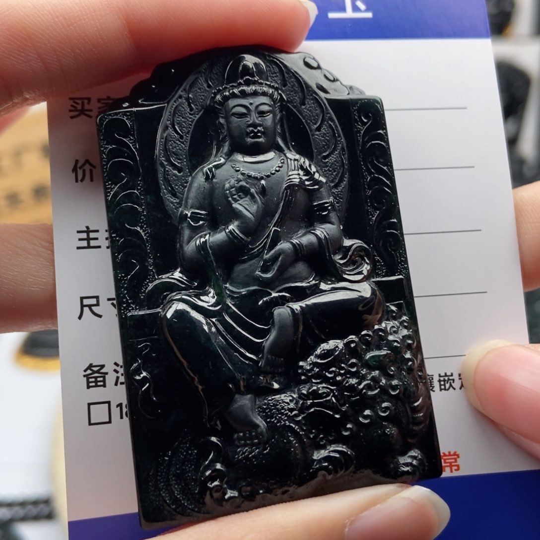 颈饰未镶嵌翡翠?****顿文殊