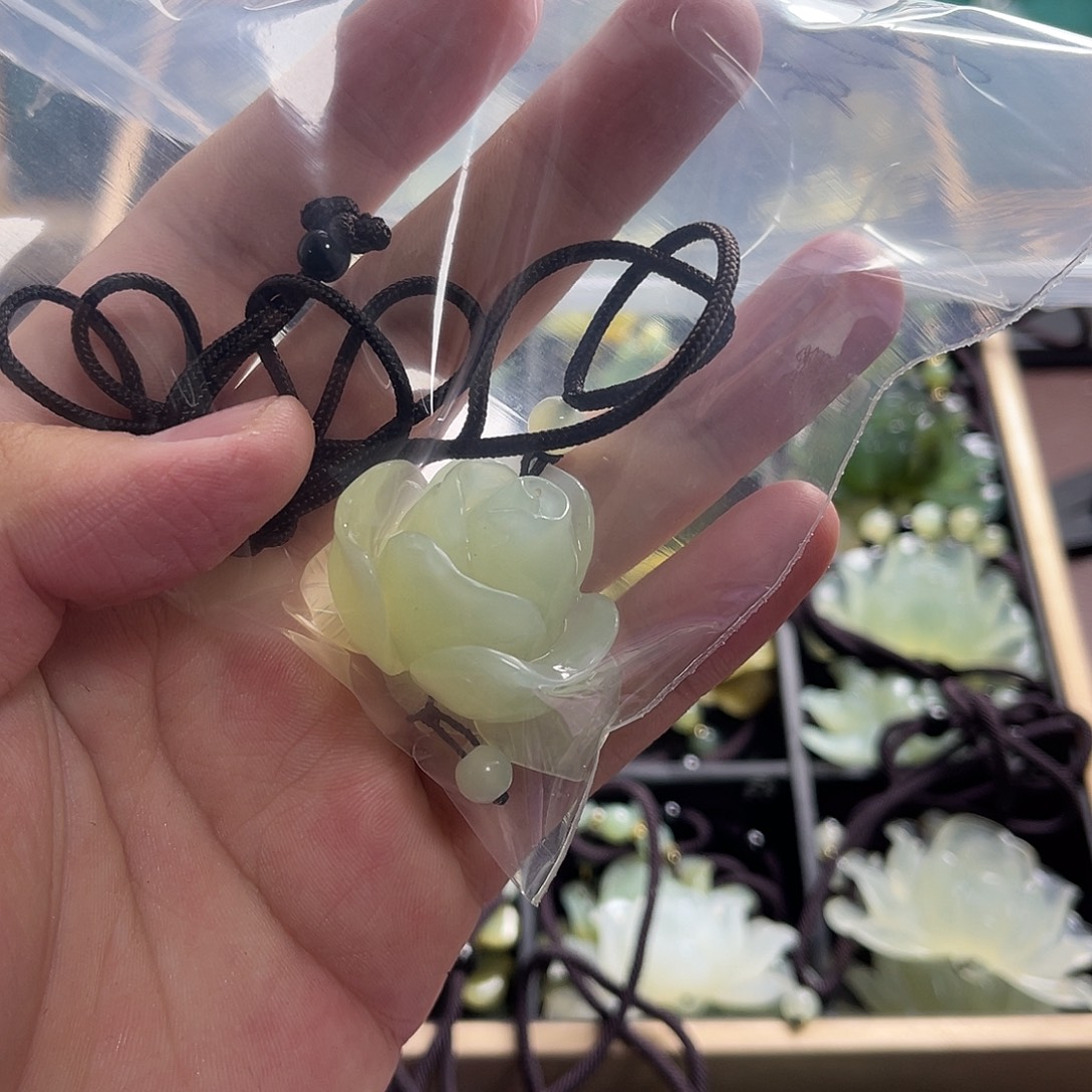 左***岸蛇纹石玉未镶嵌颈饰