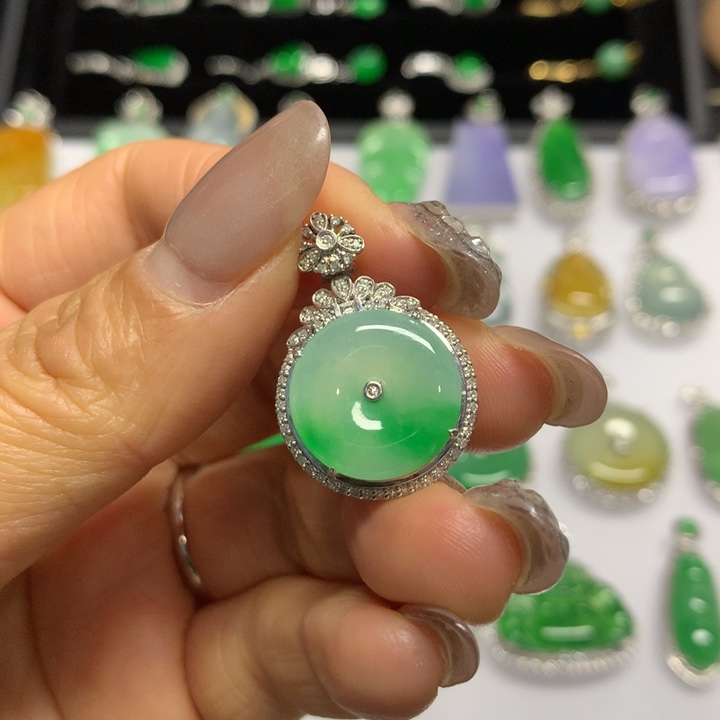 【闪购商品】翡翠颈饰18K金镶嵌吊坠