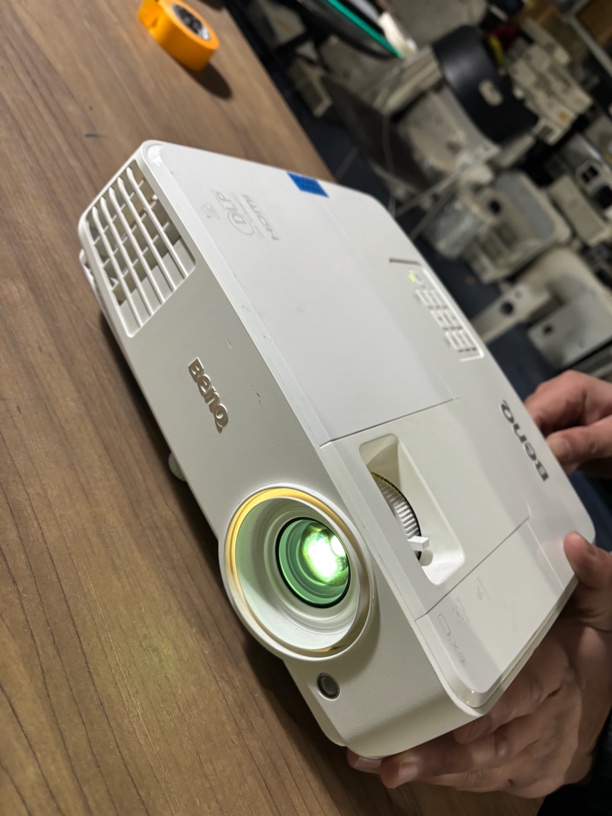 9新 Benq/明基 二手 61小时明基投影仪 运费自理