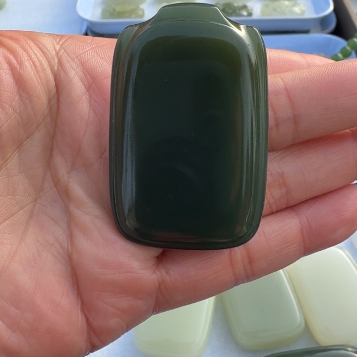 和田玉未镶嵌颈饰眼睛