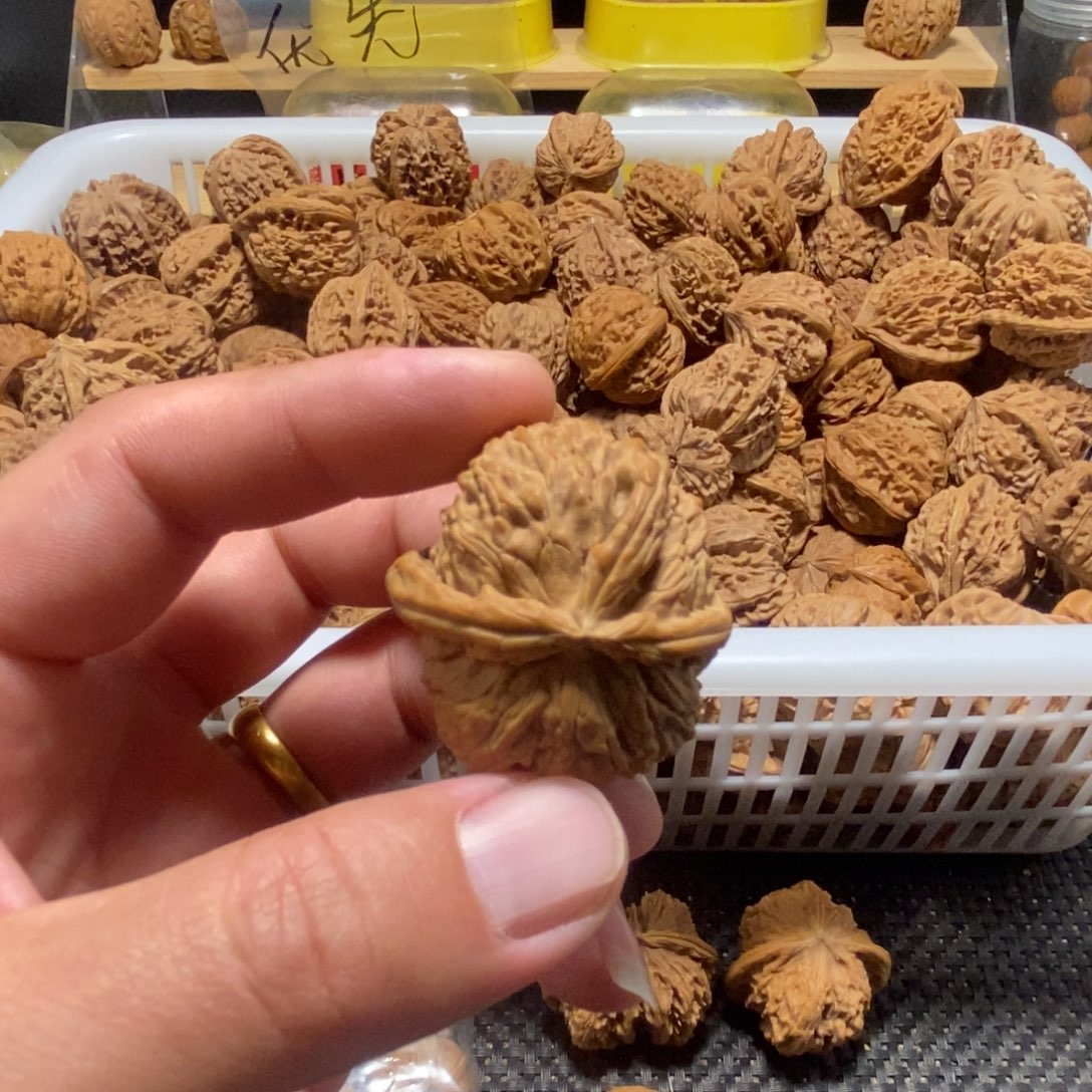 M***e文玩核桃吊坠核桃异形