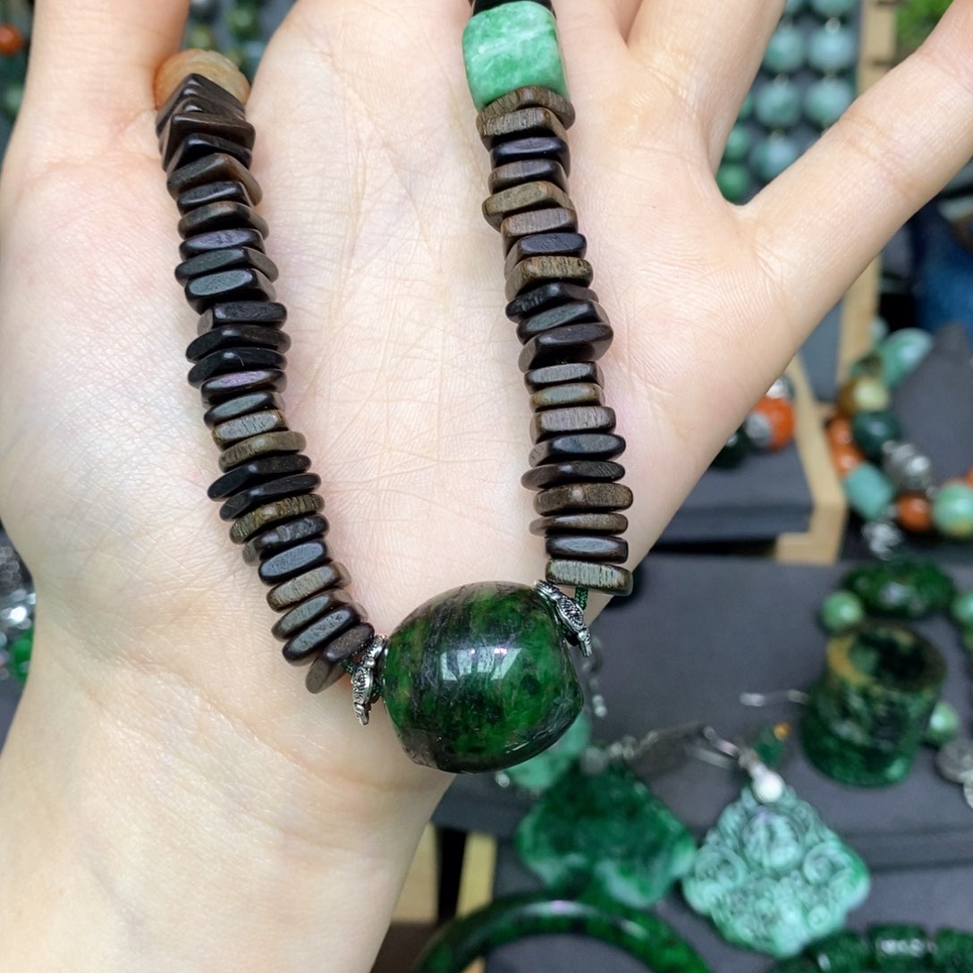 翡翠颈饰未镶嵌漂亮美眉