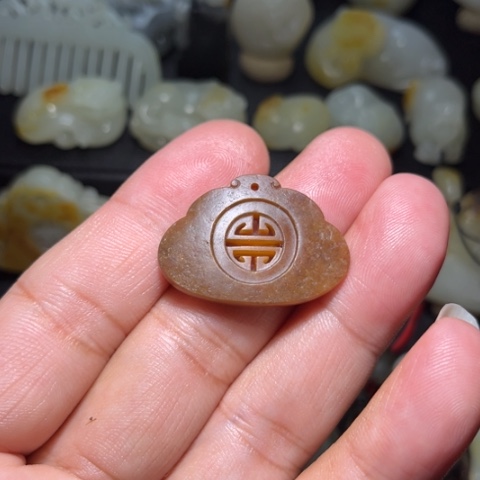 和田玉颈饰未镶嵌漆*