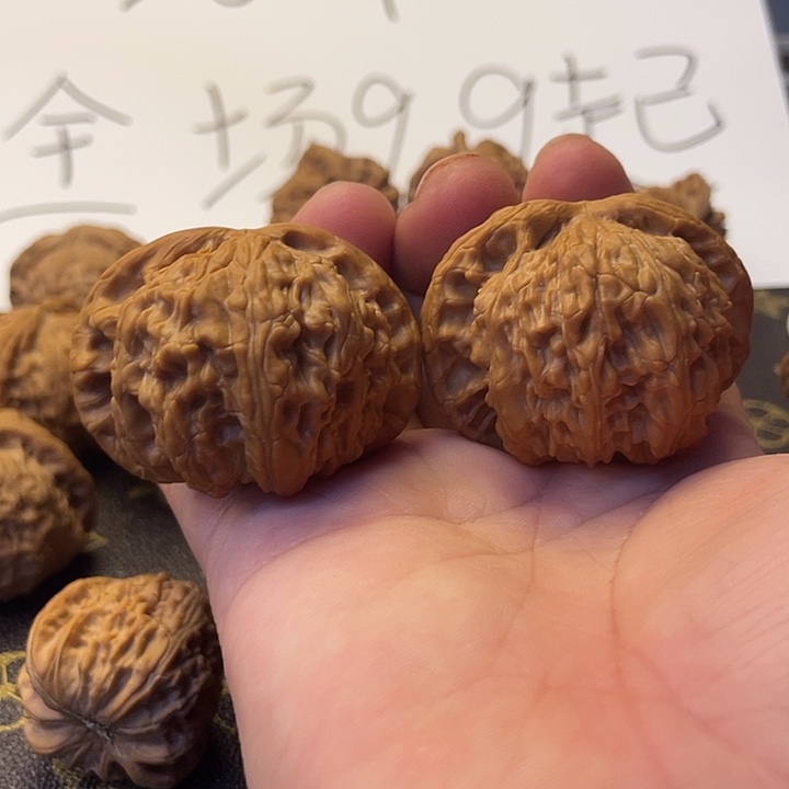 文玩核桃吊坠狮子
