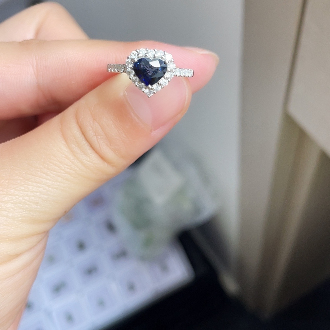 蓝宝石18K金镶嵌戒指