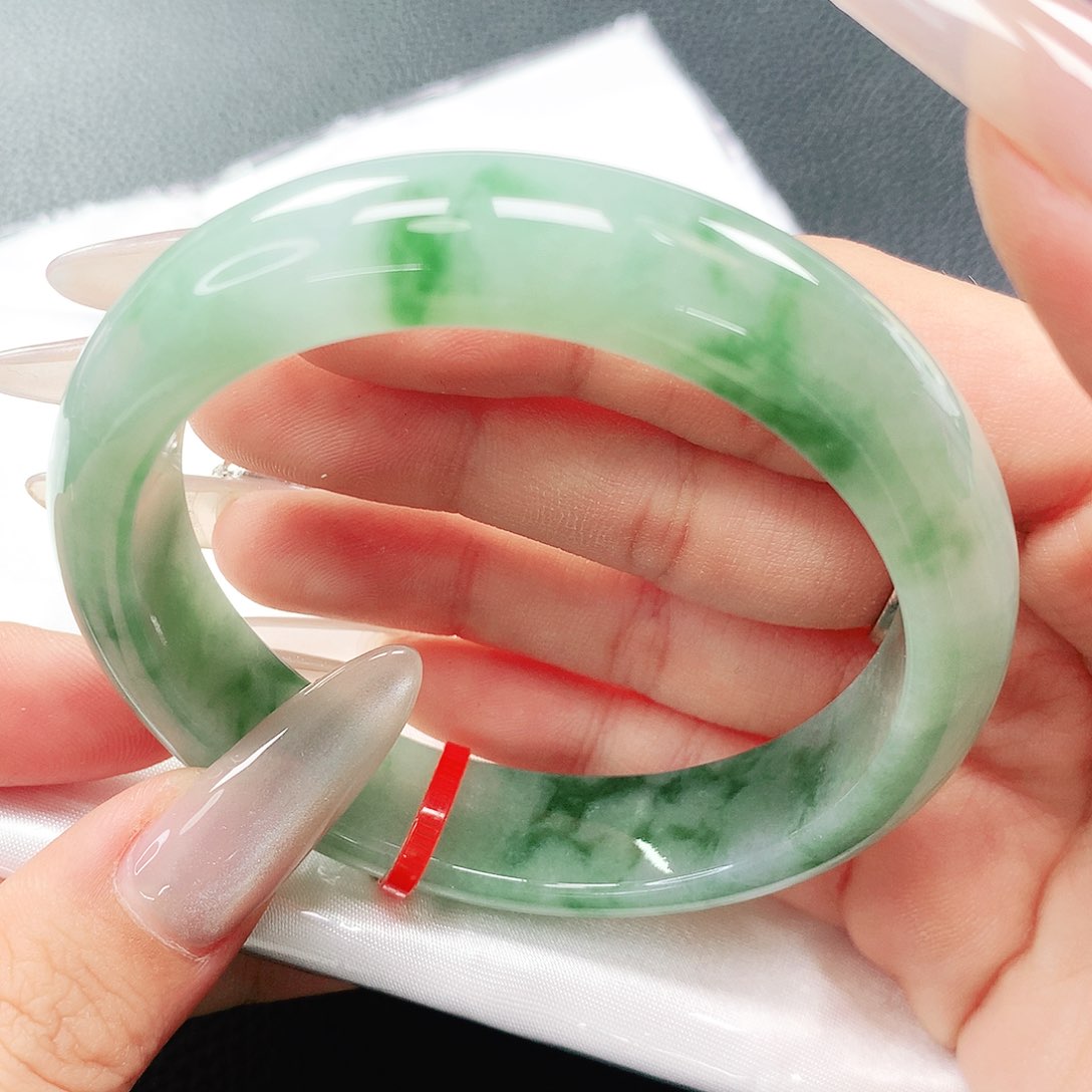 翡翠手镯未镶嵌56圈