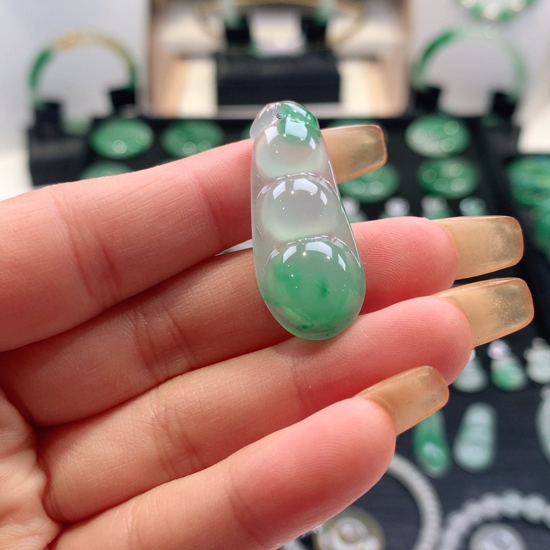 石英质玉未镶嵌颈饰