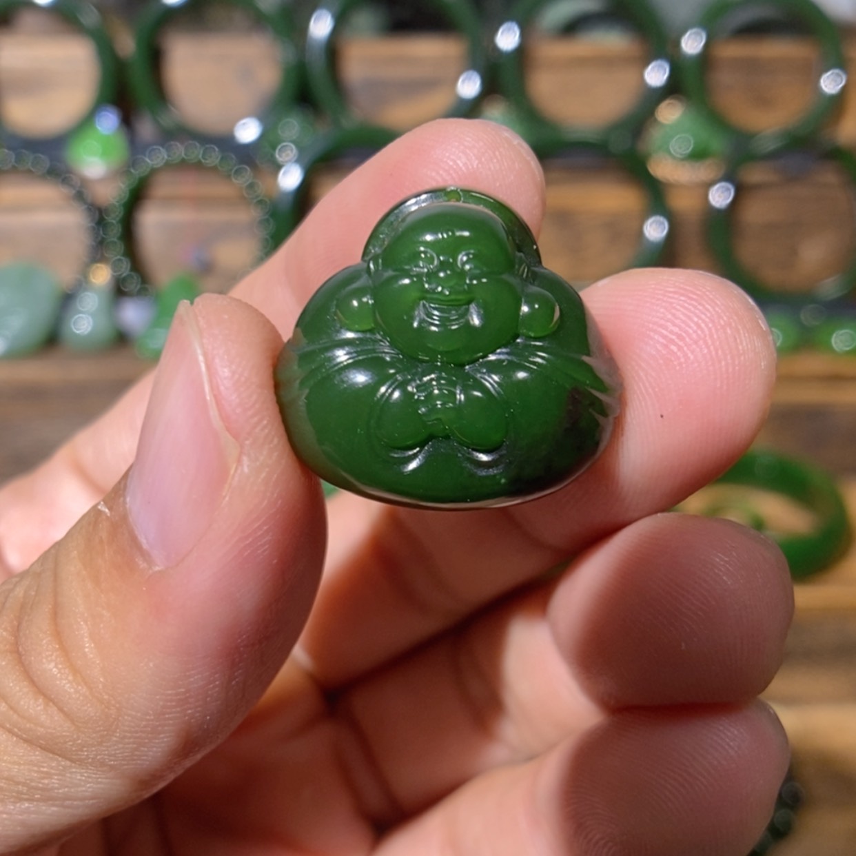 【闪购商品】吊坠(不含链)未镶嵌和田玉俄七红皮菠菜绿抱抱佛