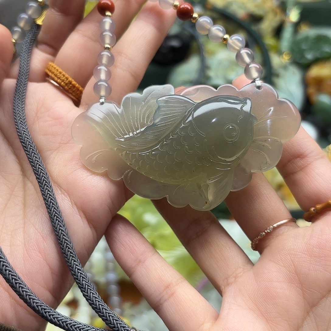 旭****蛇纹石玉未镶嵌颈饰