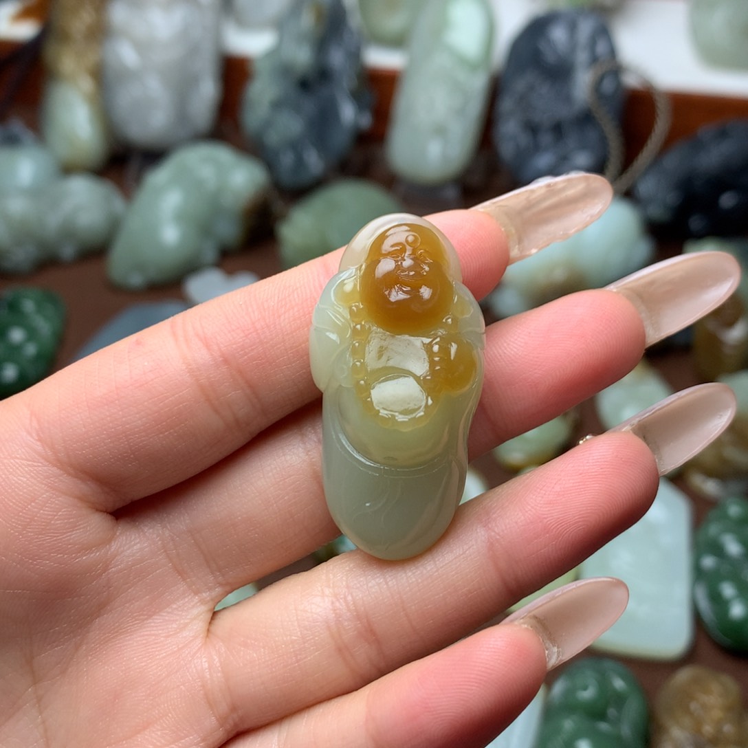 和田玉挂件未镶嵌啊**?