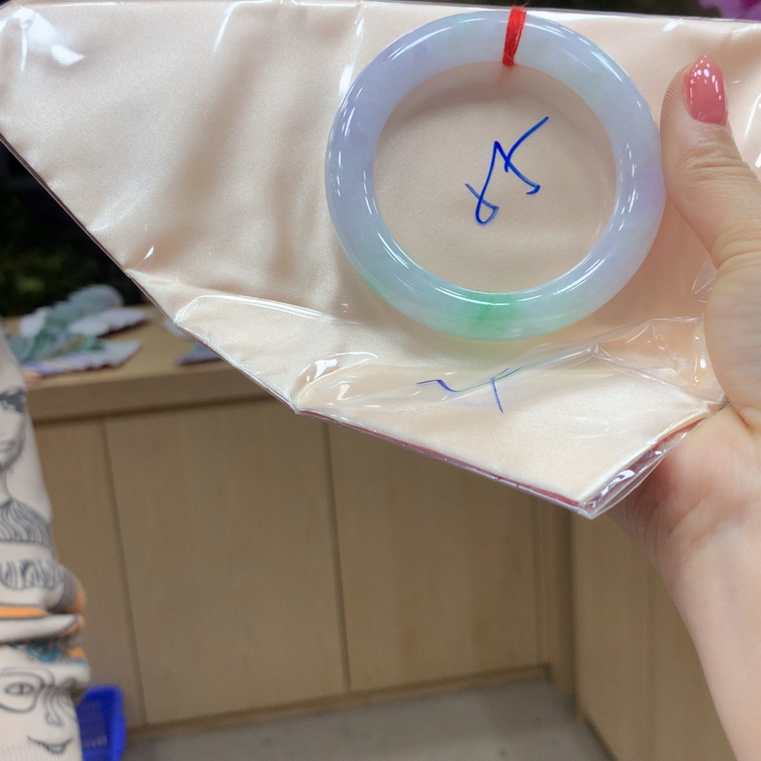 翡翠手镯未镶嵌不退不换