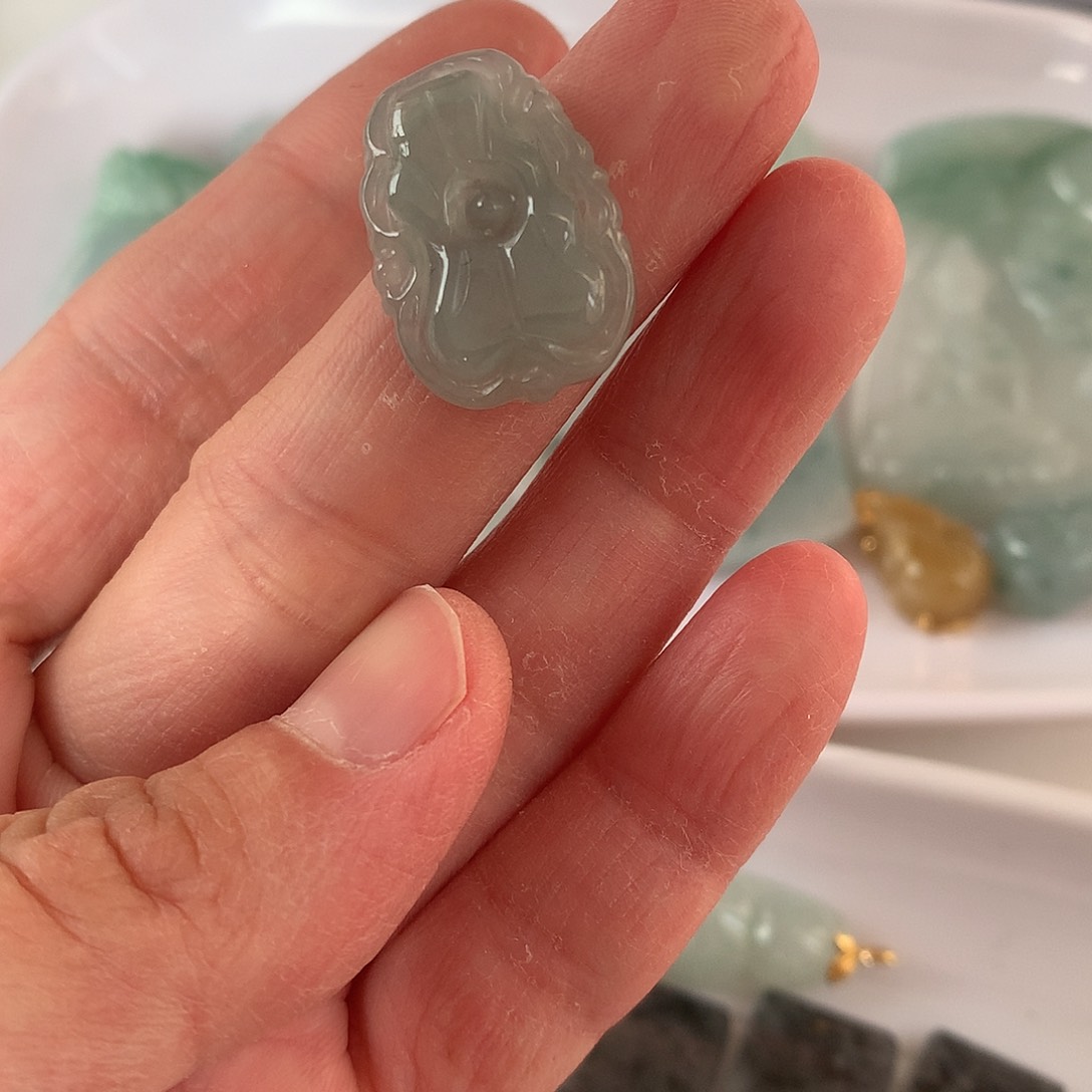 翡翠颈饰未镶嵌荷叶