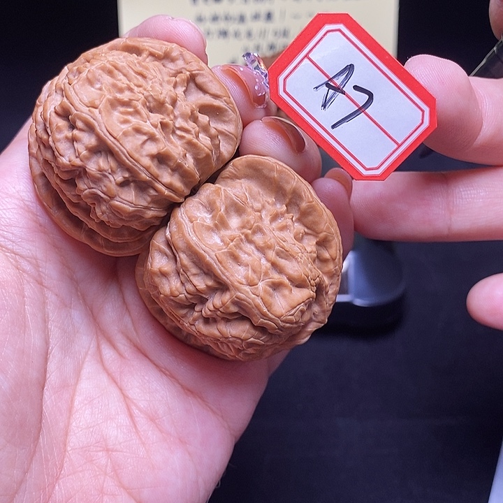 核桃把件41全品三角白有点点兜边