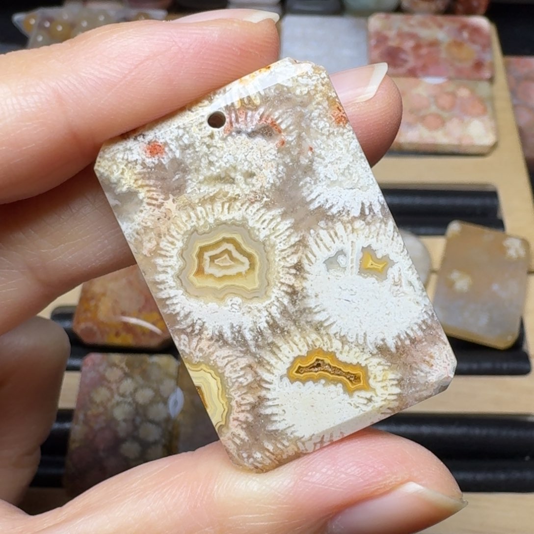 硅化玉猿的头部未镶嵌