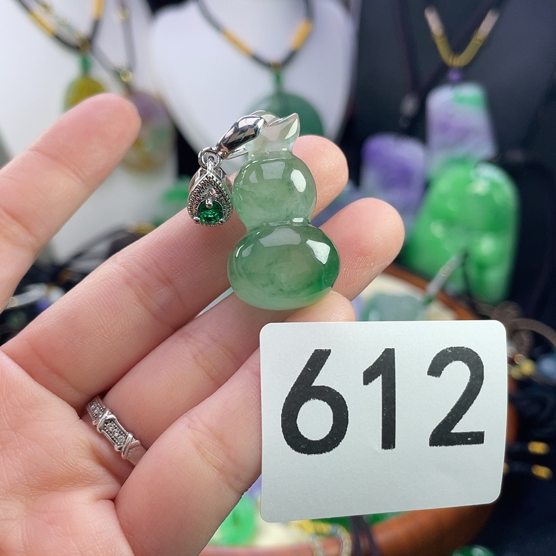 翡翠未镶嵌吊坠(赠链)