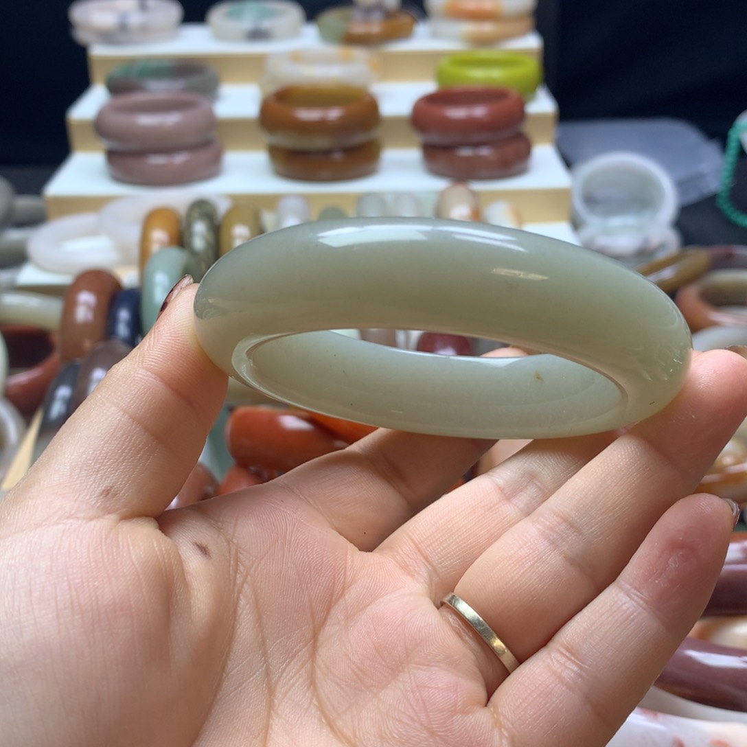 石英质玉手镯未镶嵌Y**?