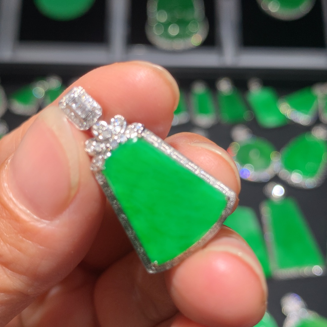 翡翠18K金镶嵌颈饰翡翠