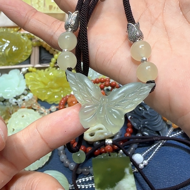 未镶嵌蛇纹石玉吊坠