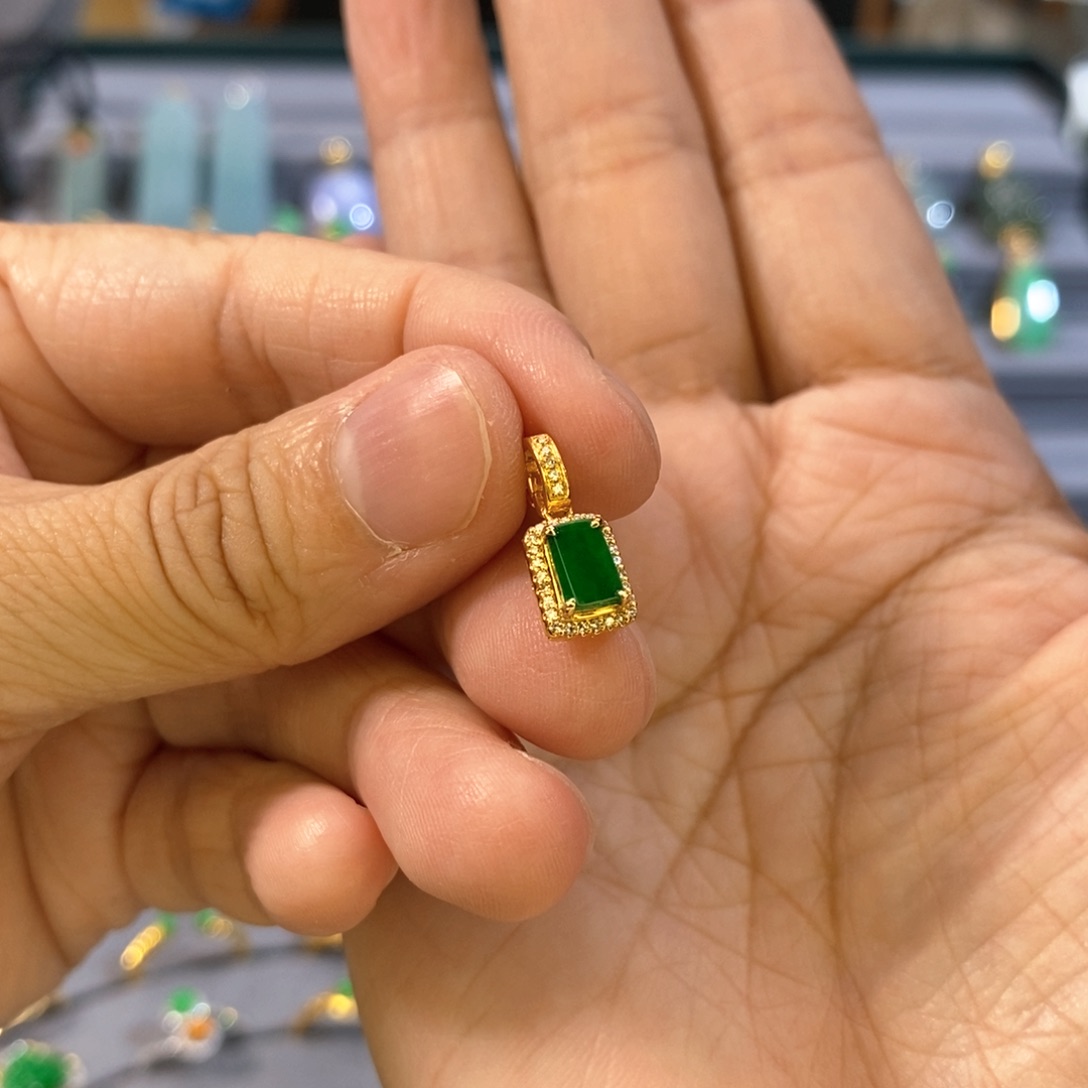 翡翠颈饰18K金镶嵌黛*儿