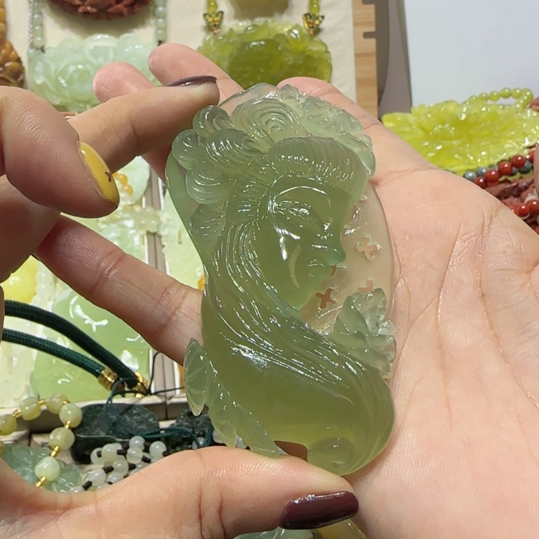 未镶嵌蛇纹石玉吊坠小**碟