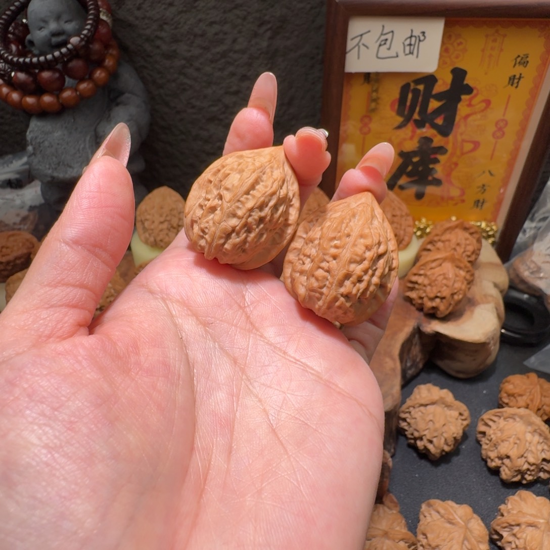 戬***文玩核桃吊坠凤羽鸡心