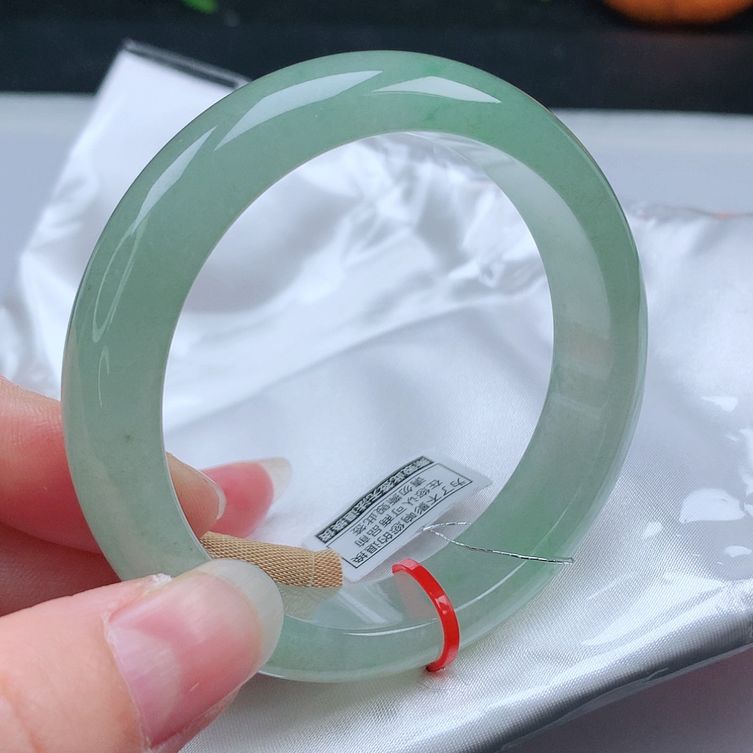 翡翠手镯未镶嵌56圈