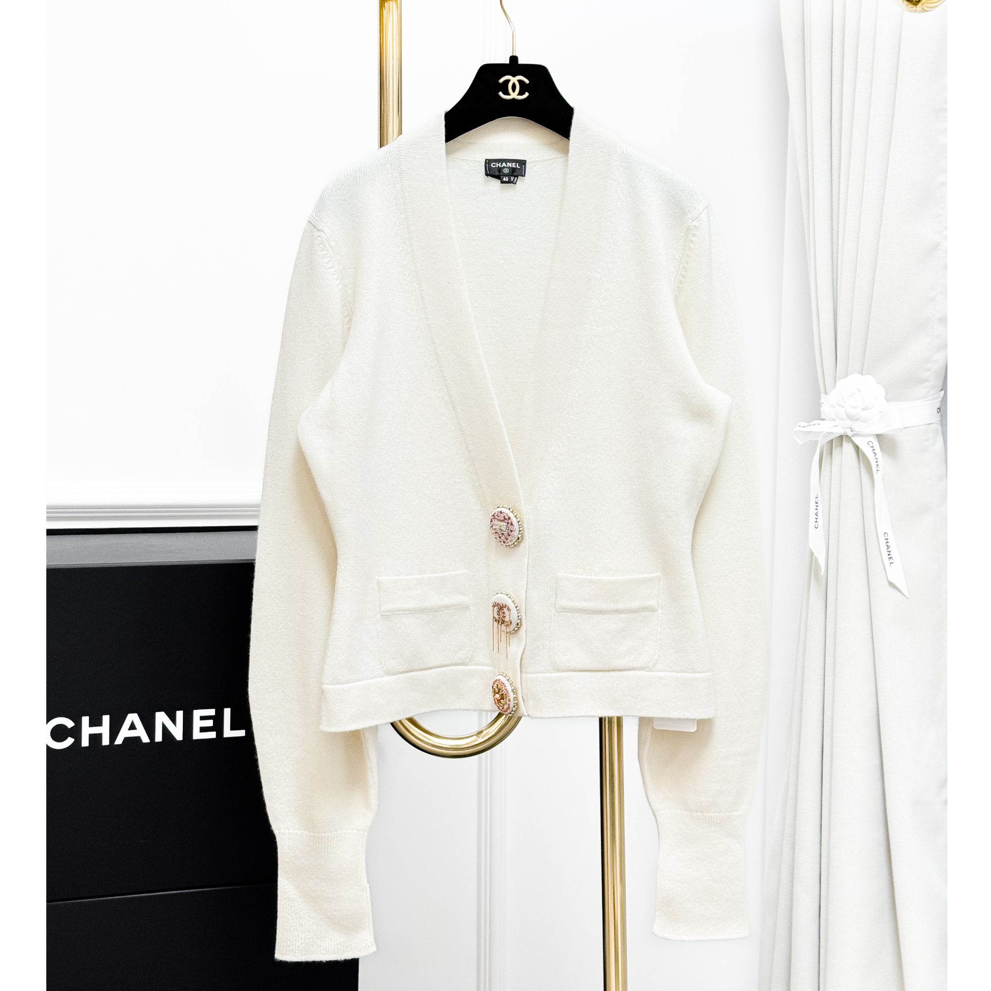 99新 Chanel/香奈儿 40码 米白色 粉色珍珠边圆扣 长袖 针织 开衫