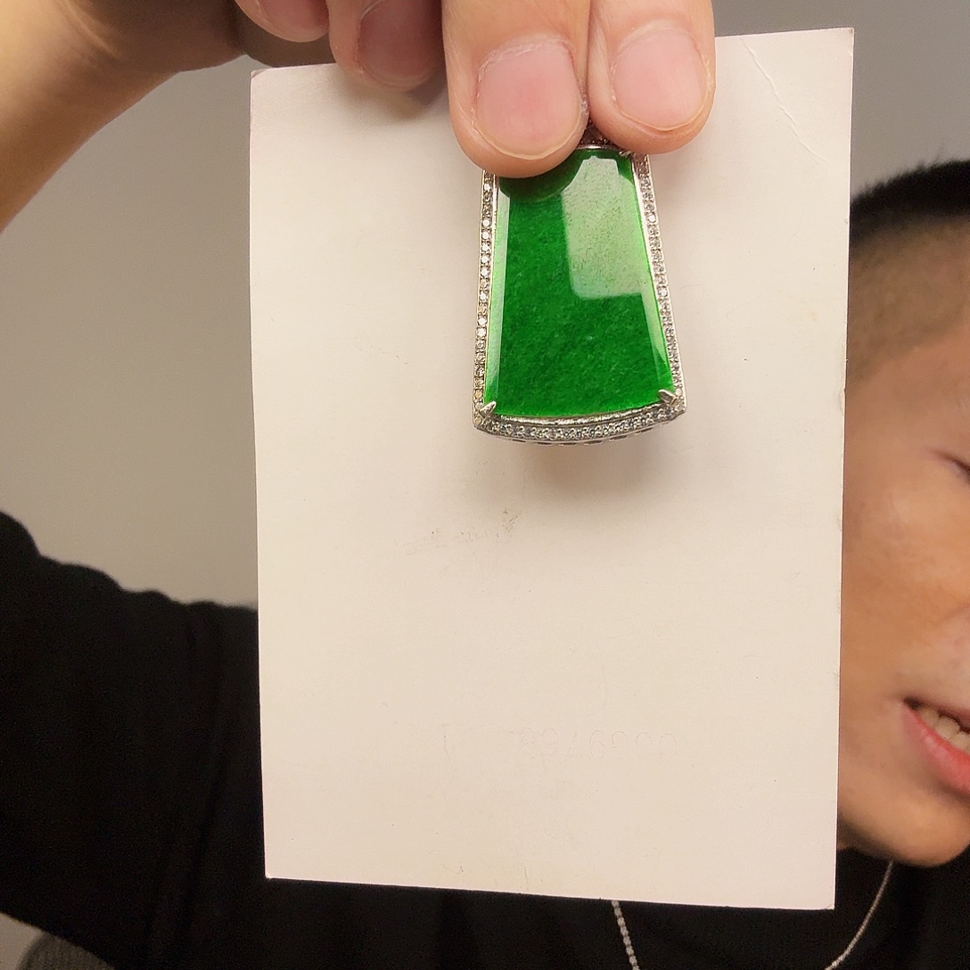 大***袁翡翠未镶嵌颈饰一件