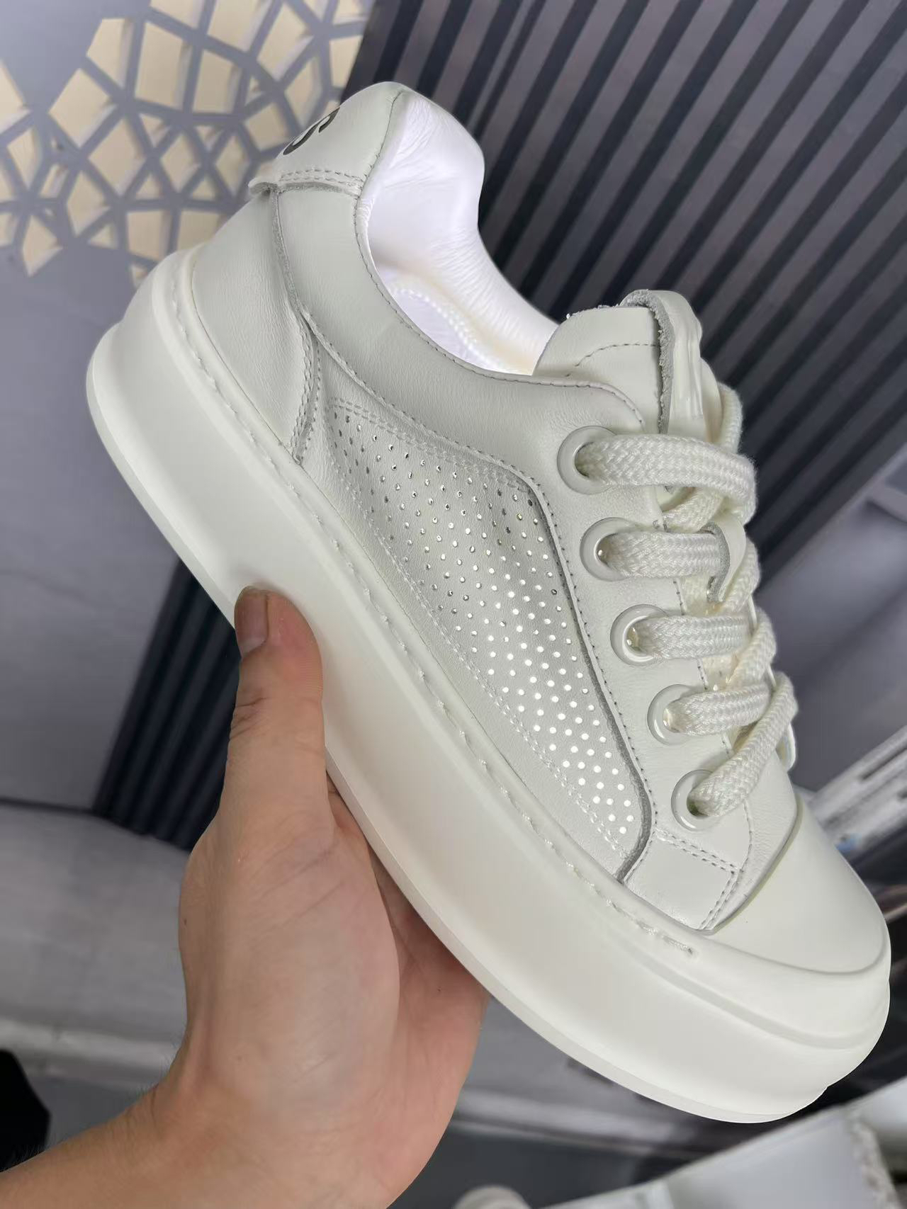 男式休闲板鞋，头层牛皮透气排汗，鞋底橡树发泡大底，轻便时尚百搭