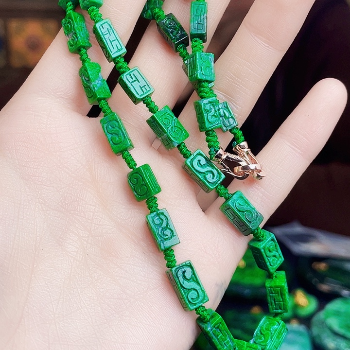 翡翠未镶嵌颈饰多样性