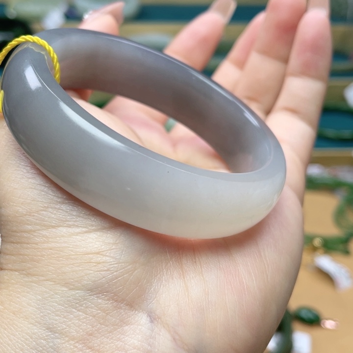 和田玉手镯56圈口。编号70未镶嵌