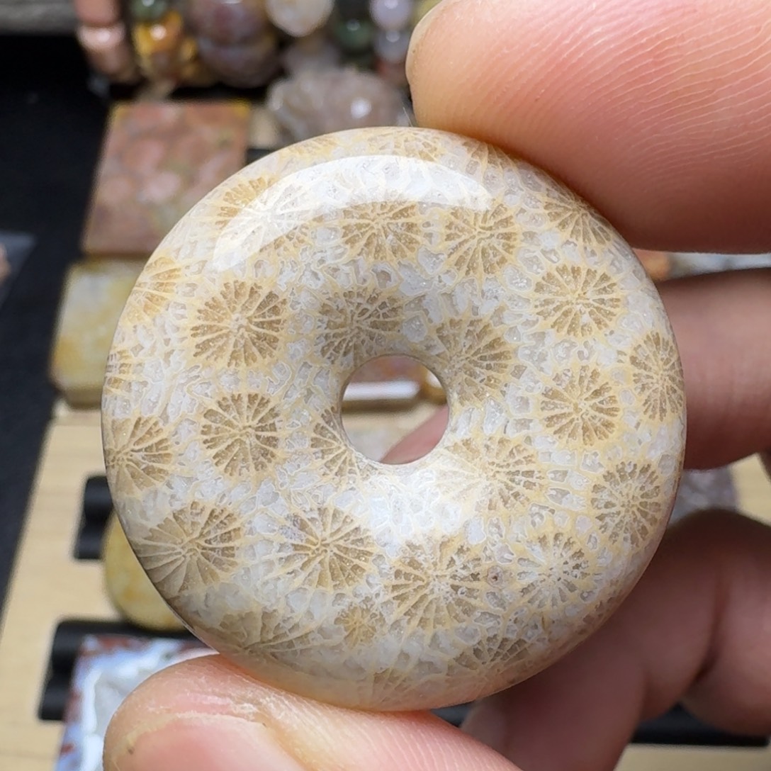 石英质玉未镶嵌纯天然色有机玉石保真色