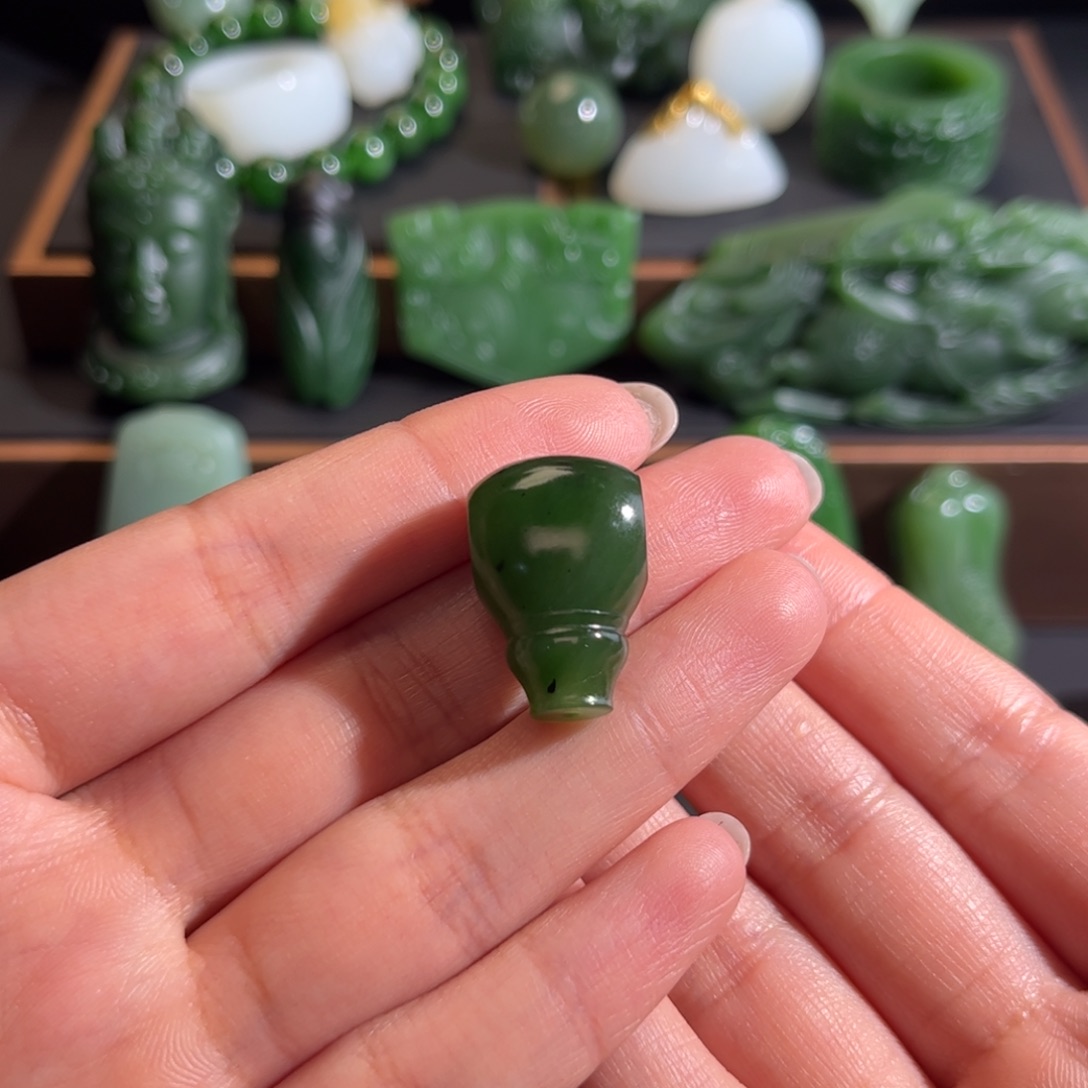 ***和田玉未镶嵌颈饰