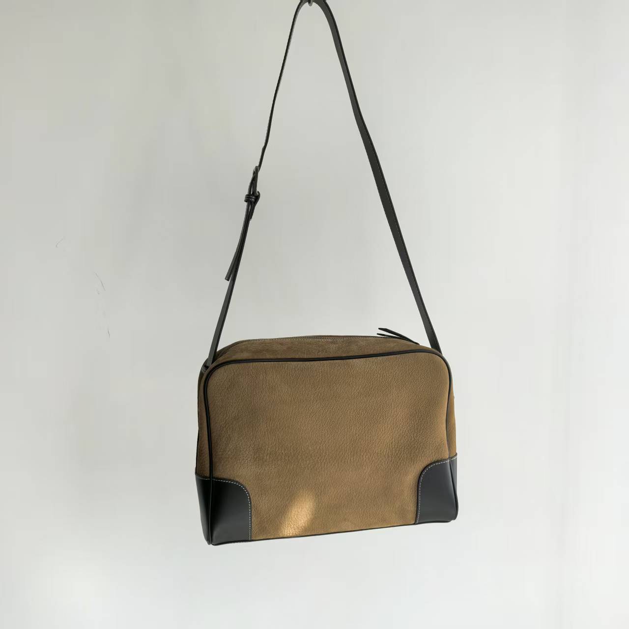 78068复古麂皮单肩包文艺休闲斜挎邮差包保龄球托特包