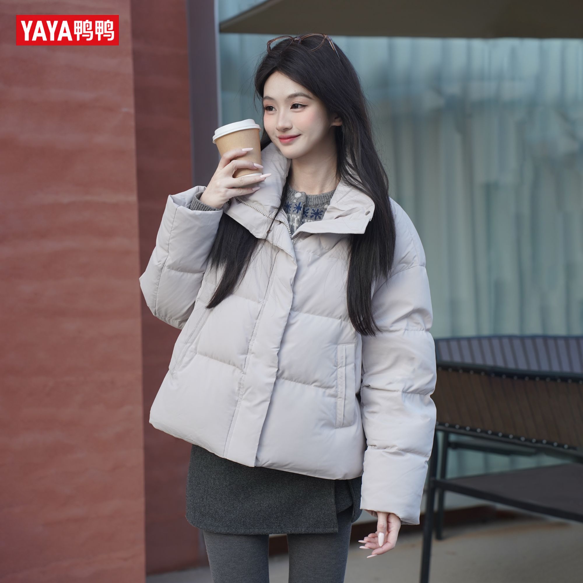 鸭鸭25年新款90绒宽松年轻女士时尚短款保暖羽绒服YE5B601332H