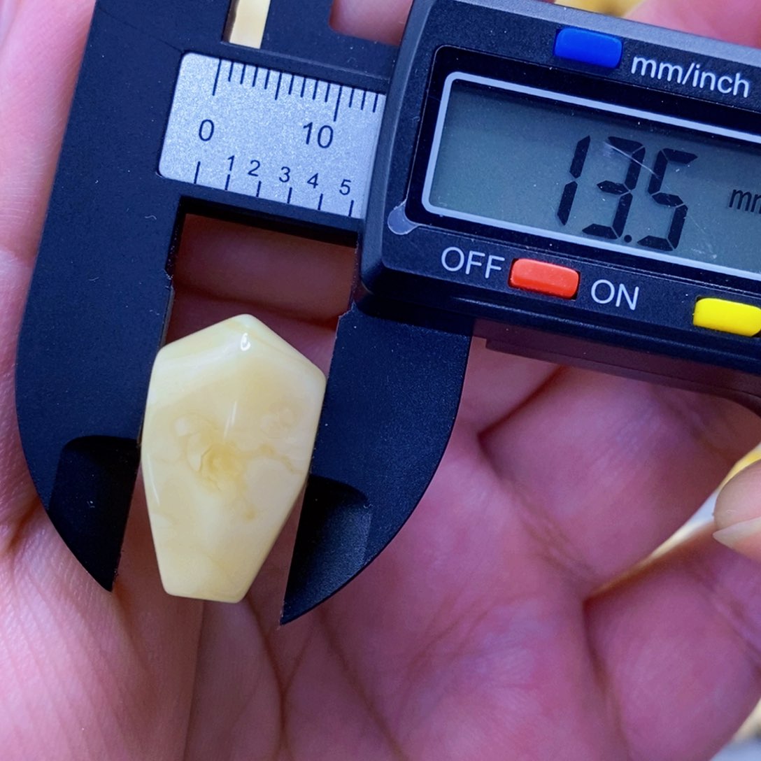 未镶嵌琥珀珠宝奇石