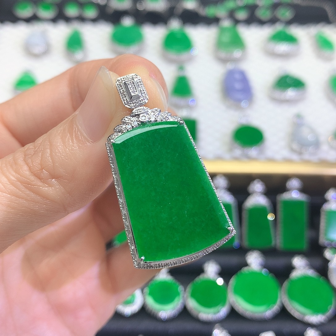 颈饰18K金镶嵌翡翠吊坠