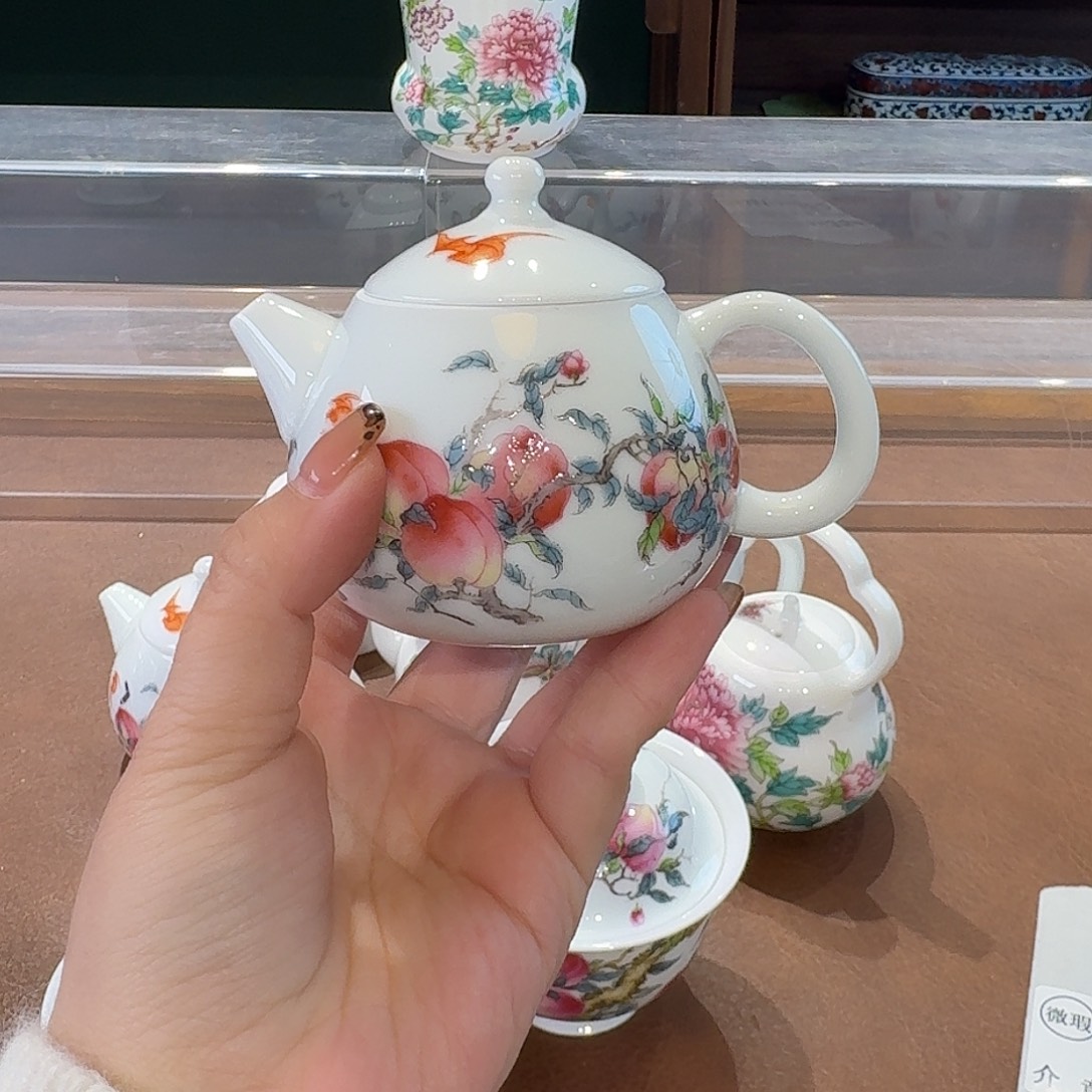 珐琅彩主人杯茶具的茶具。