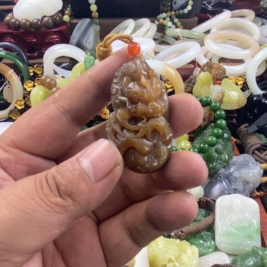 和田玉颈饰未镶嵌喜****狼