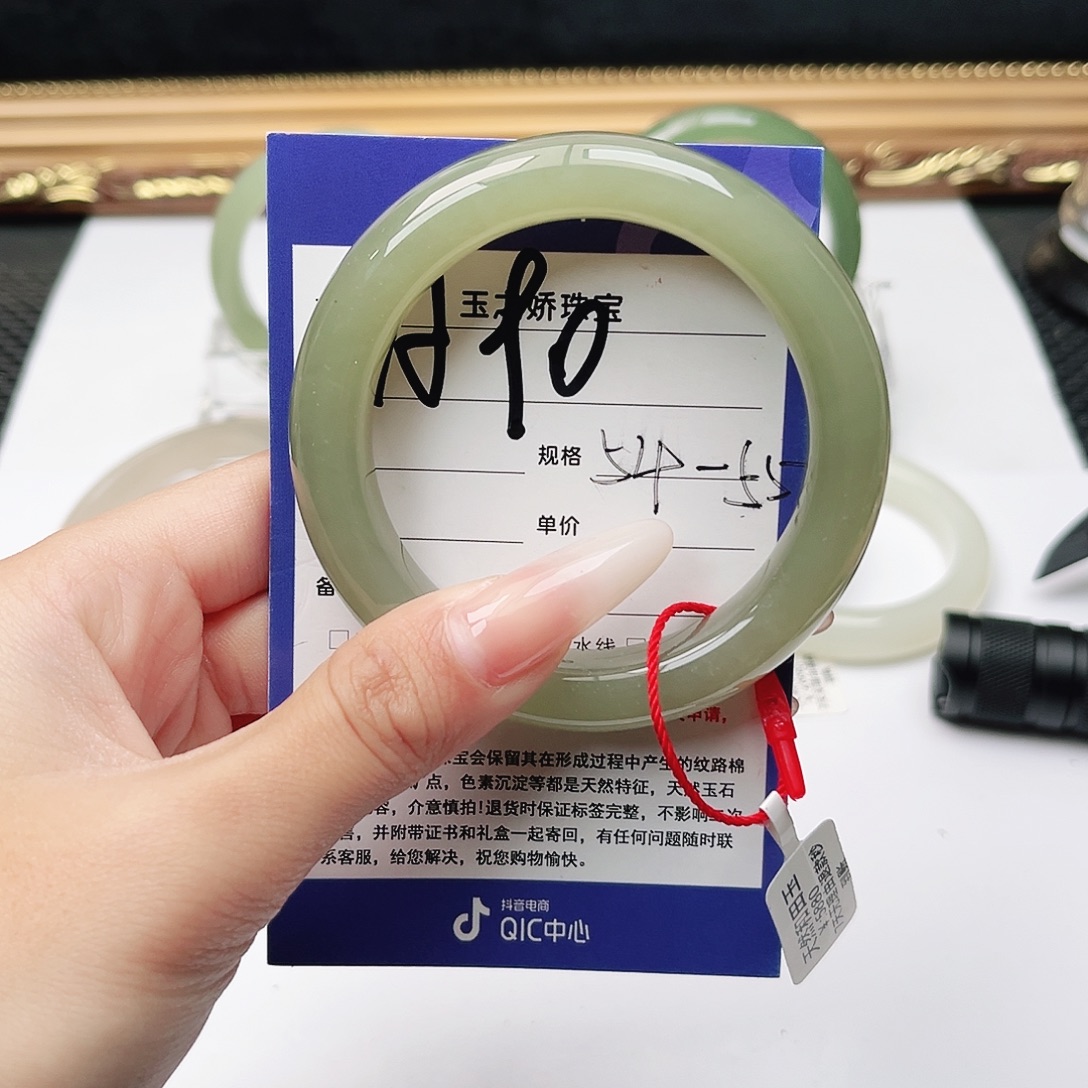 和田玉未镶嵌手镯