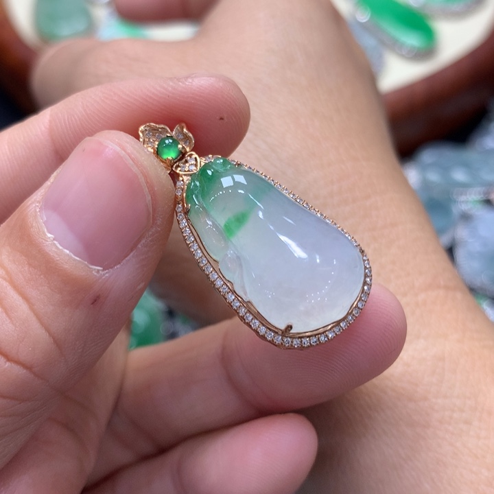 翡翠吊坠(不含链)18K金镶嵌