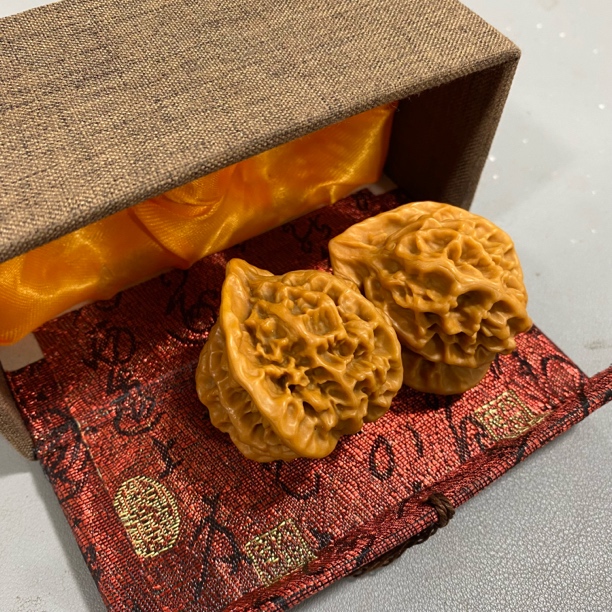 A409麒麟纹满天星狮子头官帽手捻桩型尺寸多样；文玩核桃