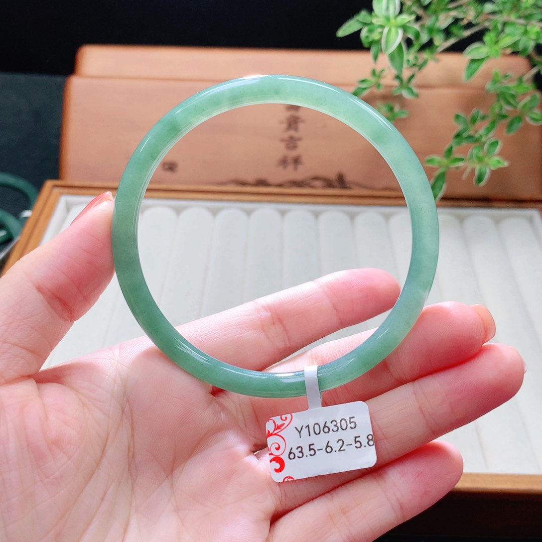 未镶嵌手镯（圆镯）翡翠