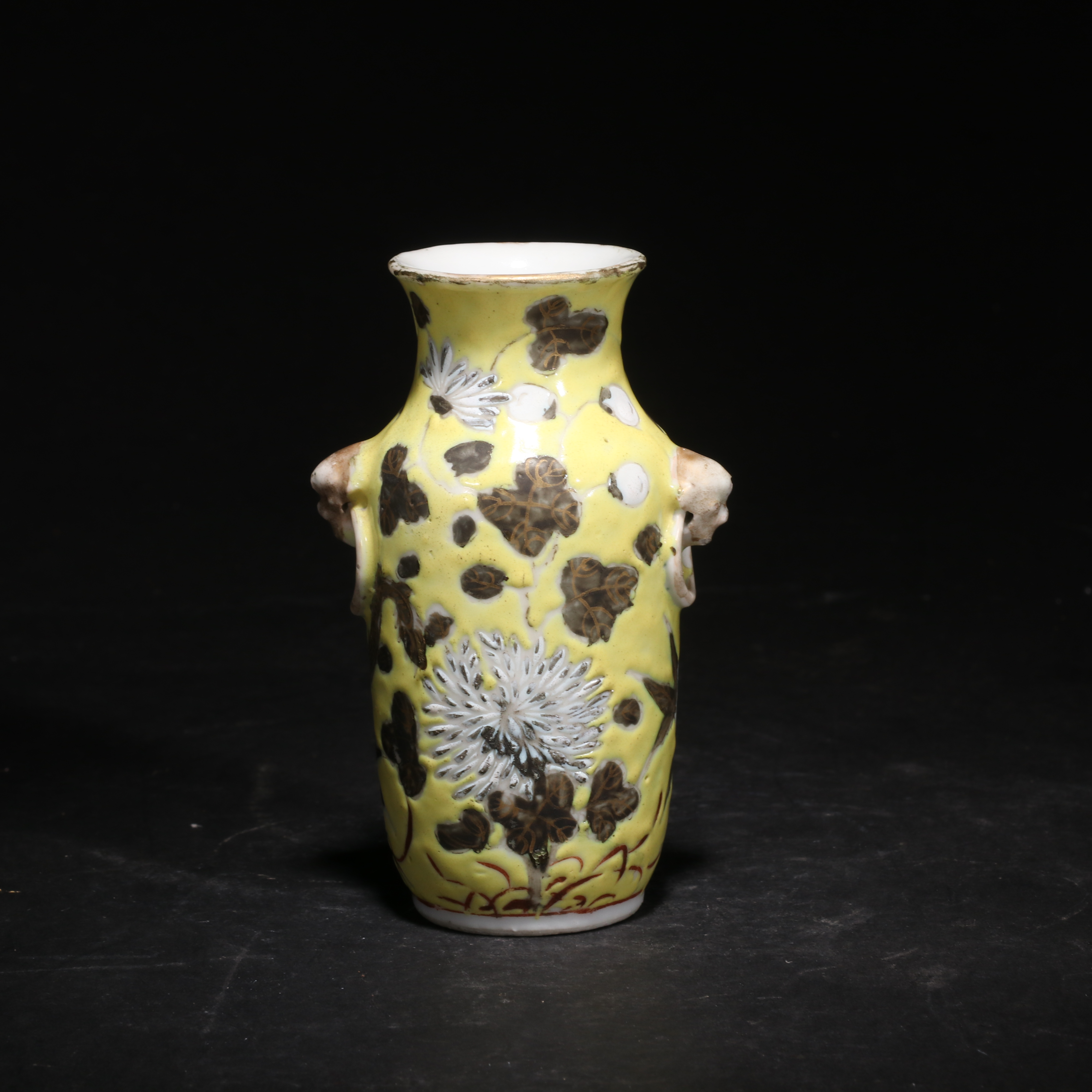 25 清代黄地大雅斋风格花鸟兽耳小赏瓶