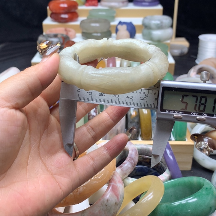 未镶嵌手镯石英质玉